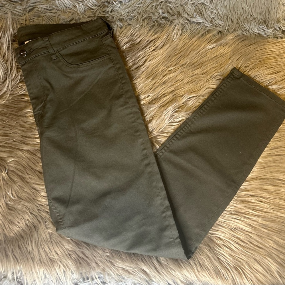H&M Green Skinny Chino Pants for Effortless Style